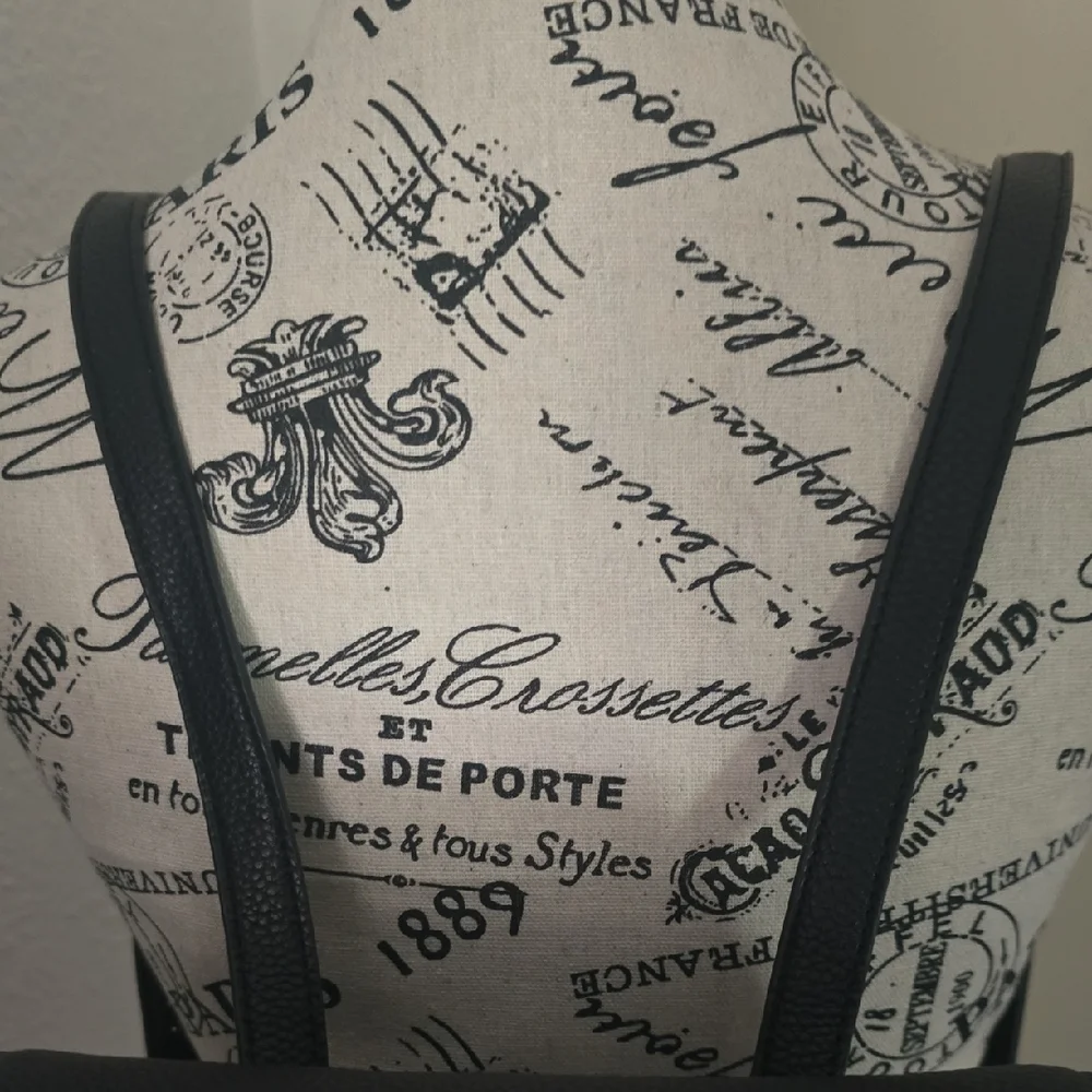Forever21 Elegant Gold & Black Medium Leather Backpack (EUC)✨️🖤✨️